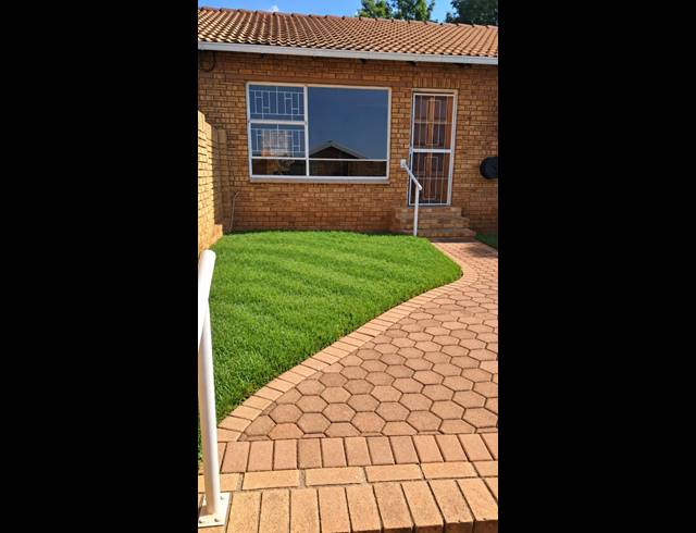 2 BEDROOM TOWNHOUSE FOR SALE IN NOORDHEUWEL